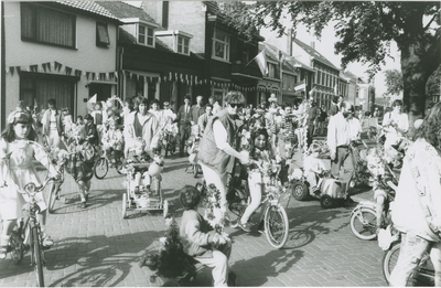 1103 Optocht met versierde fietsen tijdens de viering van Koninginnedag te Zaamslag