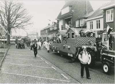 1105 Optocht met versierde wagens te Zaamslag tijdens de viering van Koninginnedag