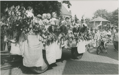 1106 Optocht met versierde wagens te Zaamslag tijdens de viering van Koninginnedag