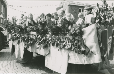 1107 Optocht met versierde wagens te Zaamslag tijdens de viering van Koninginnedag