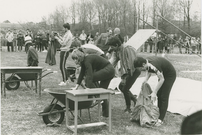 1109 Zeskamp tijdens de viering van Koninginnedag te Zaamslag