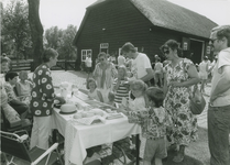 111 Een verkoopstand tijdens het schaapscheerdersfeest op de kinderboerderij aan de Evertsenlaan te Terneuzen