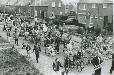 1120 Optocht met versierde fietsen tijdens de viering van Koninginnedag te Zaamslag