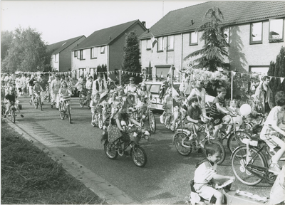 1121 Optocht met versierde fietsen tijdens de viering van Koninginnedag te Zaamslag