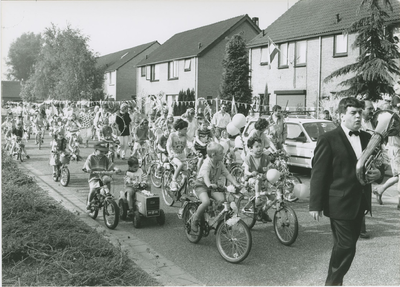 1122 Optocht met versierde fietsen tijdens de viering van Koninginnedag te Zaamslag