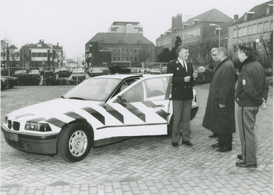 1164 Directeur R. Verbrugge van garage Verbrugge overhandigt de sleutels van een nieuwe politieauto met nieuwe striping ...