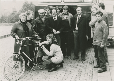 1178 Mevr. De Meijer laat als laatste te Biervliet haar fiets graveren tijdens het project fietsen graveren van de ...