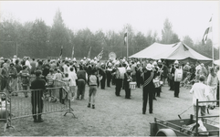 1191 Optreden van de Drumfanfare Hosanna uit Axel op de taptoe op het sportveld te Spui tijdens de viering van Koninginnedag