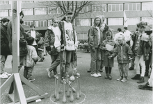 123 Kinderspelen bij een school aan de Zeldenrustlaan te Terneuzen tijdens de viering van Koninginnedag