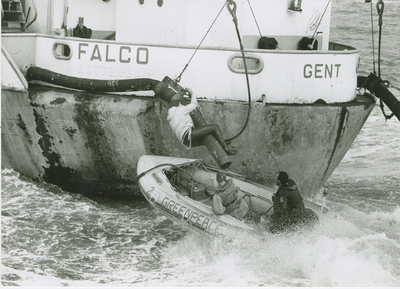 1256 Een actievoerder van Greenpeace klemt zich vast aan de lozingspijp van het dumpschip FALCO dat op de Westerschelde ...