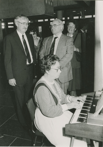 129 Burgemeester C. Ockeloen (midden) luistert naar het spel van een organiste