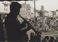 1316 Optreden van een klarinettist op de Markt te Terneuzen tijdens het Schelde Jazzfestival