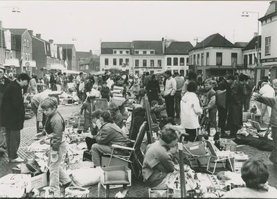 1490 Rommelmarkt op de Markt te Terneuzen tijdens de viering van Koninginnedag
