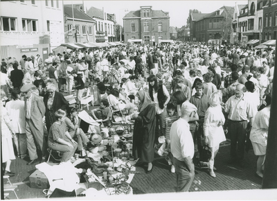 1495 Rommelmarkt op de Markt te Terneuzen tijdens de viering van Koninginnedag