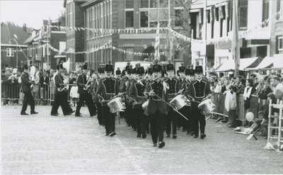 1496 Taptoe op de Markt te Terneuzen tijdens de viering van Koninginnedag