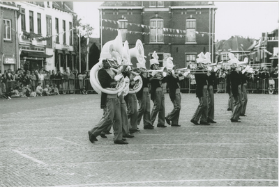 1498 Optreden van Showband Oostende op de taptoe op de Markt te Terneuzen tijdens de viering van Koninginnedag