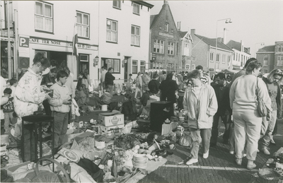 1504 Rommelmarkt op de Markt te Terneuzen tijdens de viering van Koninginnedag