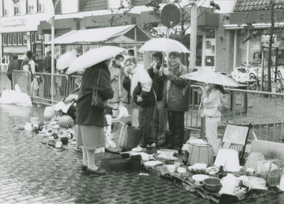 1506 Rommelmarkt op de Markt te Terneuzen tijdens de viering van Koninginnedag