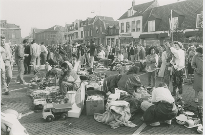 1507 Rommelmarkt op de Markt te Terneuzen tijdens de viering van Koninginnedag