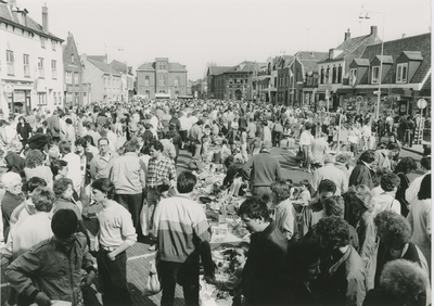 1508 Rommelmarkt op de Markt te Terneuzen tijdens de viering van Koninginnedag