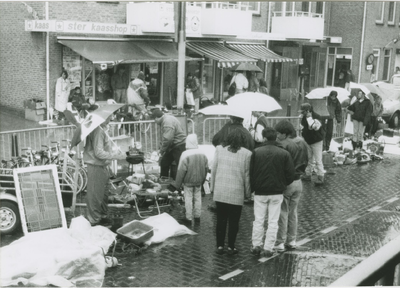 1511 Rommelmarkt op de Markt te Terneuzen tijdens de viering van Koninginnedag