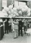 153 Opening van de 75e braderie door het oplaten van ballonnen in de Noordstraat te Terneuzen door burgemeester C. ...