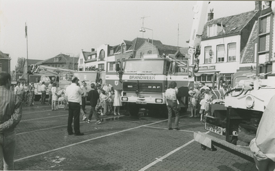 1536 Brandweerdemonstratie op de Markt te Terneuzen tijdens de viering van Koninginnedag