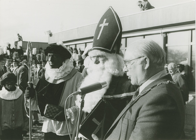1549 Burgemeester C. Ockeloen ontvangt Sinterklaas tijdens de intocht te Terneuzen