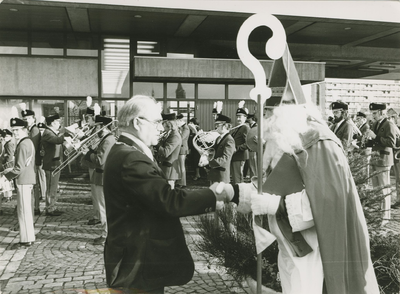 1551 Burgemeester C. Ockeloen ontvangt Sinterklaas bij het stadhuis tijdens de intocht te Terneuzen