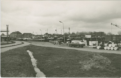 157 De Axelsedreef langs de Oostelijke Kanaalarm te Terneuzen. Rechts de olieafslag van de Lege. Links op achtergrond ...