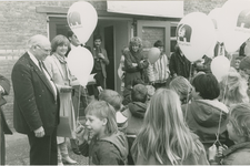 1570 Burgemeester C. Ockeloen bij een groep kinderen met ballonnen te Terneuzen