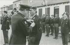 1727 Sergeant B. Smollenaars uit Terneuzen ontvangt een onderscheiding in verband met zijn 25-jarig dienstverband bij ...