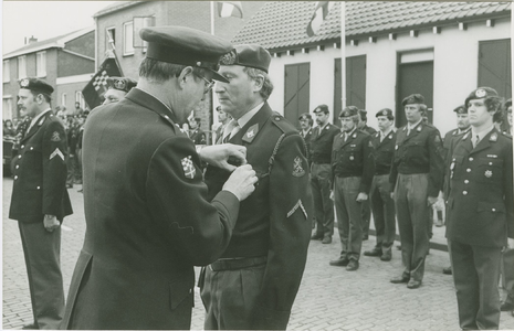 1727 Sergeant B. Smollenaars uit Terneuzen ontvangt een onderscheiding in verband met zijn 25-jarig dienstverband bij ...