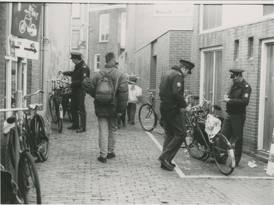 1743 De politie controleert fietsen in het Tuinpad te Terneuzen