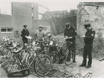 1745 De politie controleert fietsen in het Tuinpad te Terneuzen