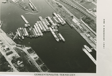 1822 Afsluiting van het Kanaal van Gent naar Terneuzen door actievoerende binnenvaartschippers gezien vanuit de lucht