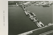 1823 Afsluiting van het Kanaal van Gent naar Terneuzen door actievoerende binnenvaartschippers gezien vanuit de lucht