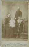 1828 Dominee Willem Adolph Vrolijk (*1861) en zijn echtgenote Minke Luiking (1863-1946) met hun kinderen Fiette (*1896) ...