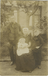 1838 Pieter Mechielsen (1888-1959) en Johanna van Driel (1882-1955) met hun kinderen Levinus Marinus (1913-1966) en ...