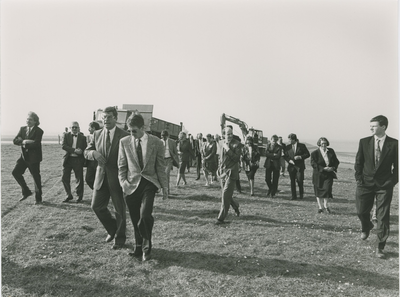 1855 Gemeenteraadsleden op de Scheldedijk te Terneuzen tijdens de voorbereiding voor de bouw van het nieuwe stadskantoor