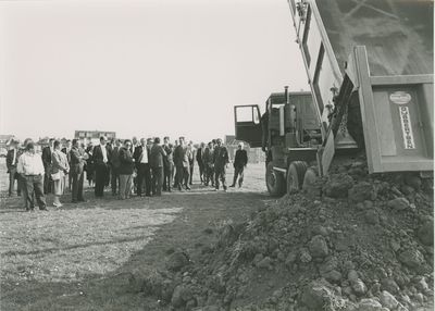 1857 Gemeenteraadsleden bij een vrachtauto tijdens de voorbereiding voor de bouw van het nieuwe stadskantoor te Terneuzen