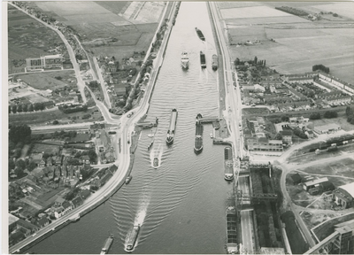 1883 Gezicht op het Kanaal van Gent naar Terneuzen met de draaibrug bij Sluiskil vanuit de lucht. Rechts Sluiskil Oost
