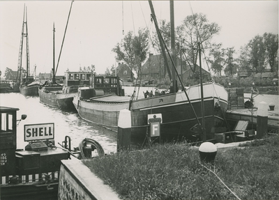 1887 Binnenvaartschepen in de Oude Sluis te Terneuzen