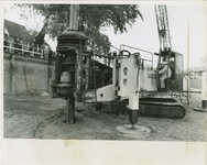 1918 Burgemeester R. Barbé slaat de eerste paal ten behoeve van de bouw van de parkeergarage Oostkolk aan De Blokken te ...