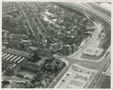 1923 Gezicht op Terneuzen vanuit de lucht. Onder de Scheldekade, links de Nieuwstraat met de Marechausseekazerne en ...