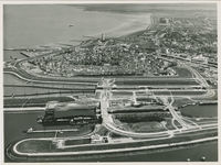 1925 Gezicht op de binnenstad van Terneuzen vanuit de lucht met op de voorgrond de zeesluizen