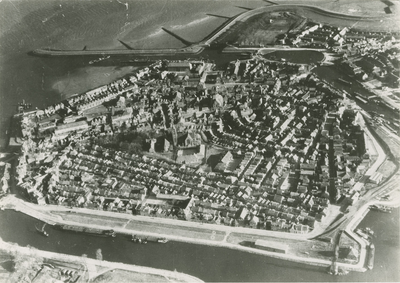 1928 Gezicht op de binnenstad van Terneuzen vanuit de lucht