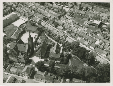 1929 Luchtfoto van het Pastersbos en de Rooms-katholieke kerk met pastoraat te Terneuzen