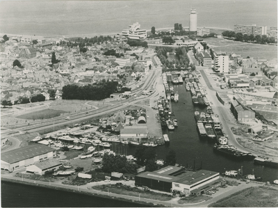 1930 Gezicht op de Oostelijke kanaalarm te Terneuzen vanuit de lucht met op de achtergrond het stadhuis en de watertoren