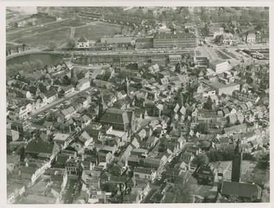 1931 Gezicht op de binnenstad van Terneuzen vanuit de lucht. Rechts op de voorgrond de voormalige Rooms-katholieke kerk ...